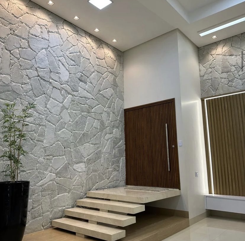 Entrada contemporânea com parede revestida em pedra Escandinávia